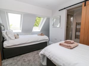 - une chambre avec 2 lits et 2 fenêtres dans l'établissement Willow Cottage, à Ilfracombe
