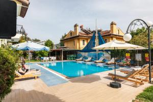 Bazén v ubytování Dedeminn Garden Hotel nebo v jeho okolí