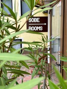a sign that says side rooms on a building at Karla’s House in Dobje pri Planini