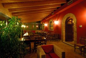 Cornaleto的住宿－Affittacamere Il Persicone，餐厅拥有红色的墙壁和桌椅