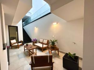 un soggiorno con mobili e una grande finestra di Domus Alba Apartment a Trapani