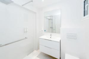 A bathroom at Enkala Apartamentos Még 18 kép