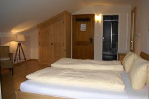 Ein Bett oder Betten in einem Zimmer der Unterkunft Hotel Bad Schwarzsee