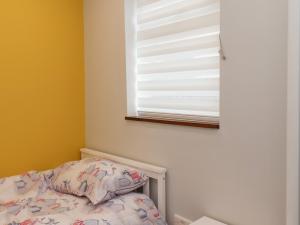 ブリドリントンにあるFrankies Seaview 2のベッドと窓のある寝室 +8枚の写真