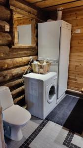 una lavadora y secadora en una cabaña de madera en Kelokallas 2 Ruka en Ruka