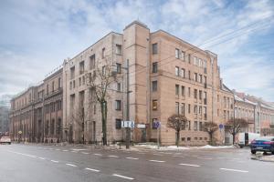 un grande edificio sul lato di una strada di Charming city center apartment by Polo Apartments a Kaunas
