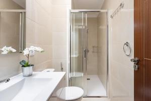 a bathroom with a shower and a toilet and a sink at Tre spaziosi appartamenti a 150m dal lungomare di Las Americas in Arona