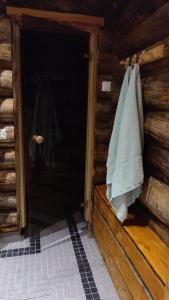 un asciugamano appeso alla porta di una cabina di Kelokallas 2 Ruka a Ruka Altre 34 foto