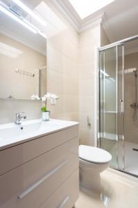 een badkamer met een toilet, een wastafel en een douche bij Tre spaziosi appartamenti a 150m dal lungomare di Las Americas in Arona