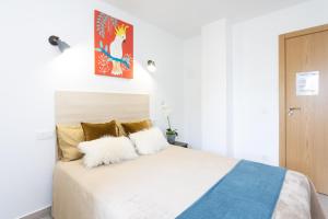 Postel nebo postele na pokoji v ubytování Three spacious apartments 150m from the Las Americas promenade + 62 fotografií