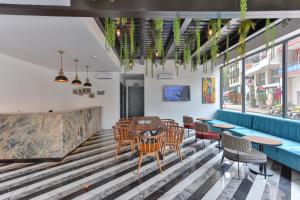 Wolf Of The City Hotel & Spa في أنطاليا: غرفة طعام مع طاولة وكراسي
