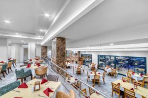 widok na restaurację ze stołami i krzesłami w obiekcie Kahya Hotel w mieście Alanya