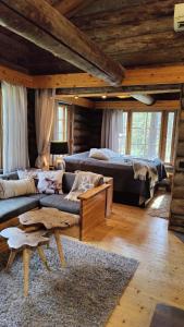 un soggiorno con due letti e un divano di Kelokallas 2 Ruka a Ruka