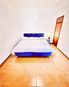 リスボンにあるResidencial First Oneのウッドフロアの白い部屋のベッド1台