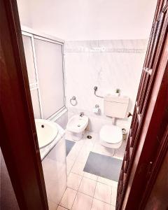 uma casa de banho branca com um WC e um lavatório em Residencial First One em Lisboa