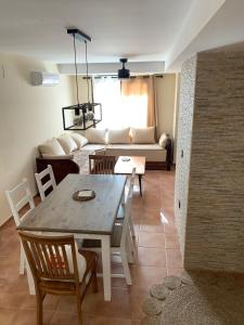 sala de estar con mesa y sofá en PLA DE LA CASA, en Cuatretondeta