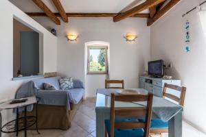 una sala de estar con un sofá y una mesa en Apartments Casa Saina, en Rovinj