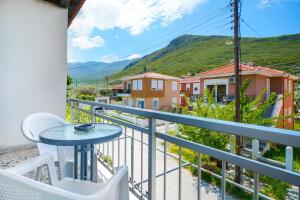 balcone con tavolo, sedie e montagne di Elia Villa Thassos a Prinos
