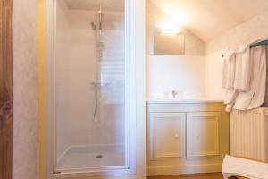 a bathroom with a shower and a sink at Au Logis des Hirondelles 