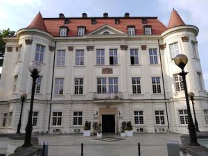 duży biały budynek z czerwonym dachem w obiekcie WOLSKA APARTMENT 80m2 - 7 people, 3 rooms we Wrocławiu