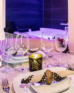 una mesa con copas de vino y un plato de comida en Nuits Blanches, en Lieja