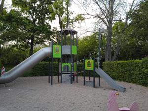 Plac zabaw dla dzieci w obiekcie WOLSKA APARTMENT 80m2 - 7 people, 3 rooms