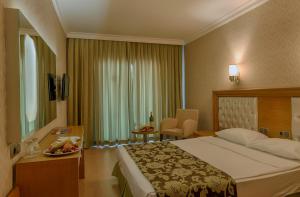 Postel nebo postele na pokoji v ubytování Pasabey Hotel