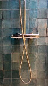 a hose is attached to a shower in a bathroom at L'AUTHENTIQUE - Sur le Port - Parking - Wifi in Cassis