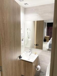 uma casa de banho com um lavatório e um espelho em Hotel Plaza Doce em Pereira