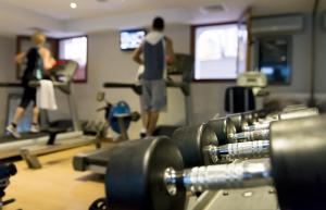 Fitness centrum a/nebo fitness zařízení v ubytování Pasabey Hotel