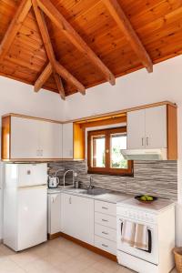 A kitchen or kitchenette at Bentals Dream Place With Lake And Sea View