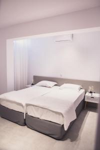 Starlight Villas-8bd, Available For Events في Ádhele: غرفة نوم بيضاء فيها سرير ابيض كبير +43 صورة