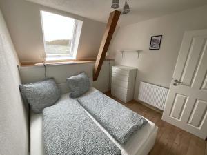 niewielka sypialnia z łóżkiem i oknem w obiekcie Ferienwohnung Hajü w mieście Herrischried