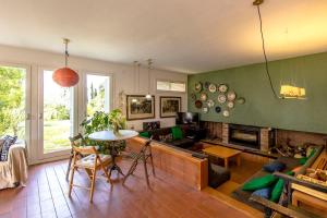 sala de estar con sofá y mesa en Catalunya Casas Rural charm on an olive farm in Costa Dorada!, en Vespellà