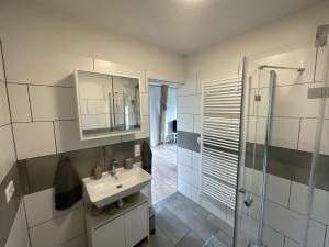 y baño con lavabo y ducha. en Ferienwohnung Hajü en Herrischried