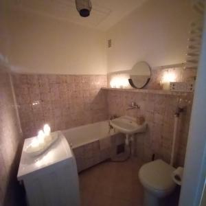 a bathroom with a tub and a sink and a toilet at Regem Pokoje Złota in Warsaw