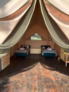 - une chambre avec 4 lits dans une tente dans l'établissement MIUSSERA SEA GLAMPING, à Goudaouta