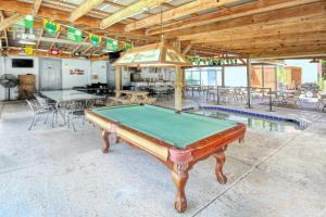 uma mesa de bilhar no meio de uma sala com uma mesa de bilhar em Homey Beach Hideaway em Myrtle Beach