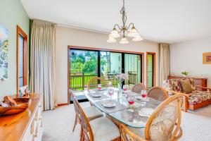 uma sala de jantar com mesa e cadeiras em The Golden Hibiscus - Lanikai 222 em Kapaa