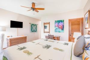 a bedroom with a bed and a ceiling fan at The Golden Hibiscus - Lanikai 222 in Kapaa