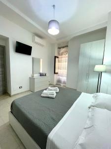 ein Schlafzimmer mit einem großen Bett mit Handtüchern darauf in der Unterkunft L'atelier - Locazione turistica in Scilla