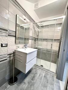 a bathroom with a sink and a shower at L'atelier - Locazione turistica in Scilla