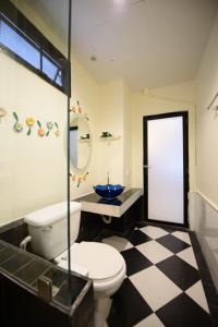 uma casa de banho com um WC, um lavatório e um espelho. em Chanaplace Lanna em Chiang Mai