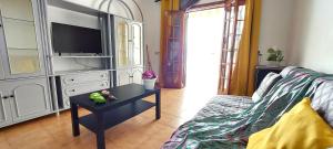 Et opholdsområde på Los Cristianos Apartment, 1 bedroom Wifi Free & Big Terrace