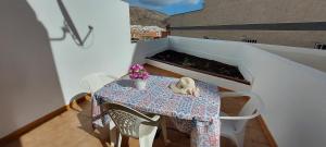 En balkon eller terrasse på Los Cristianos Apartment, 1 bedroom Wifi Free & Big Terrace
