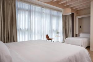 Un pat sau paturi într-o cameră la Hotel Trina 20