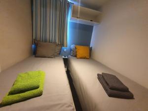 um pequeno quarto com uma cama com toalhas em Campingland Ostsee - Mobilheim A2Meeresbriese em Schashagen