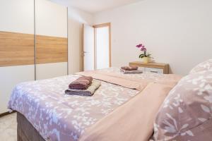 Posteľ alebo postele v izbe v ubytovaní Apartmani Jolly Poreč: blizu centra i mora