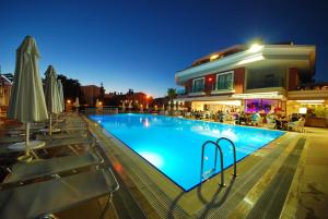 Bazén v ubytování Pasabey Hotel nebo v jeho okolí