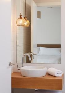La salle de bains est pourvue d'un lavabo et d'un lit. dans l'établissement Hotel Trina 20, à Palas de Rei